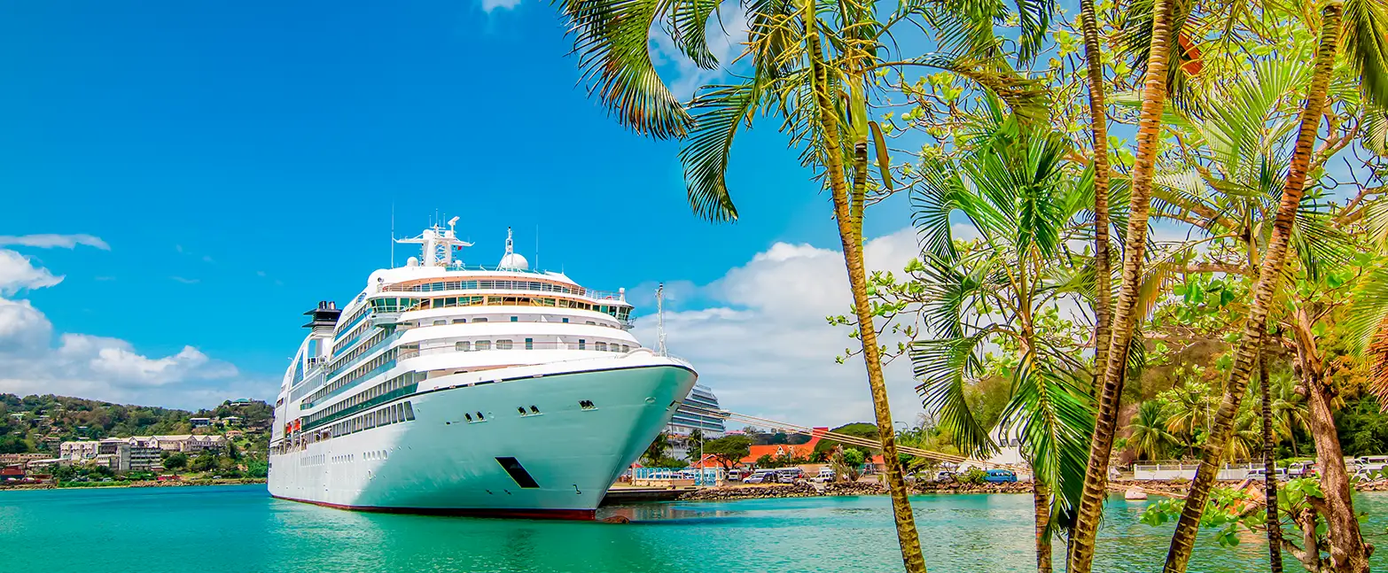 Piscina principal con toboganes en crucero