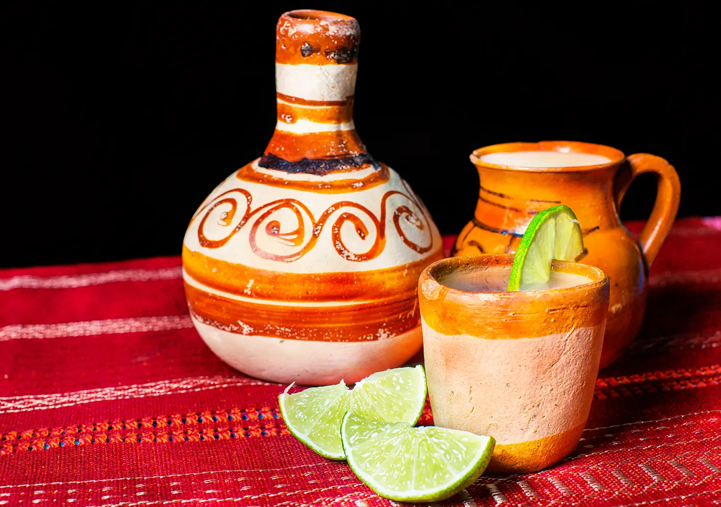 Tequila servido en copas con limón y sal