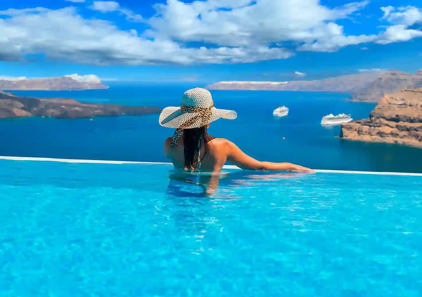 Turista en grecia piscina