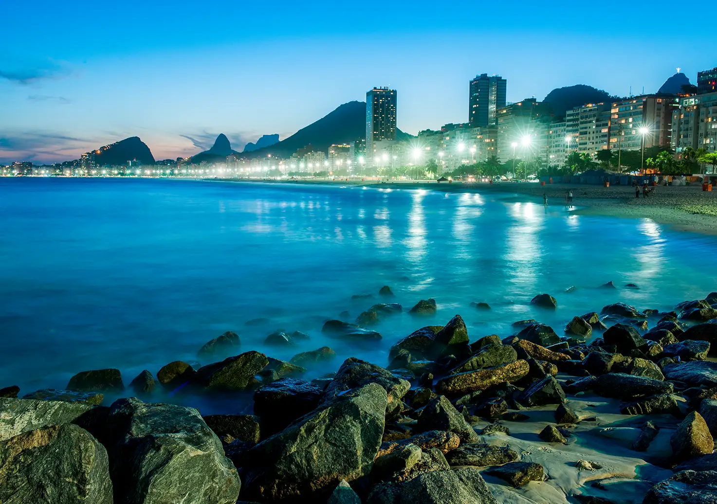 Vista de rio de janeiro al anochecer