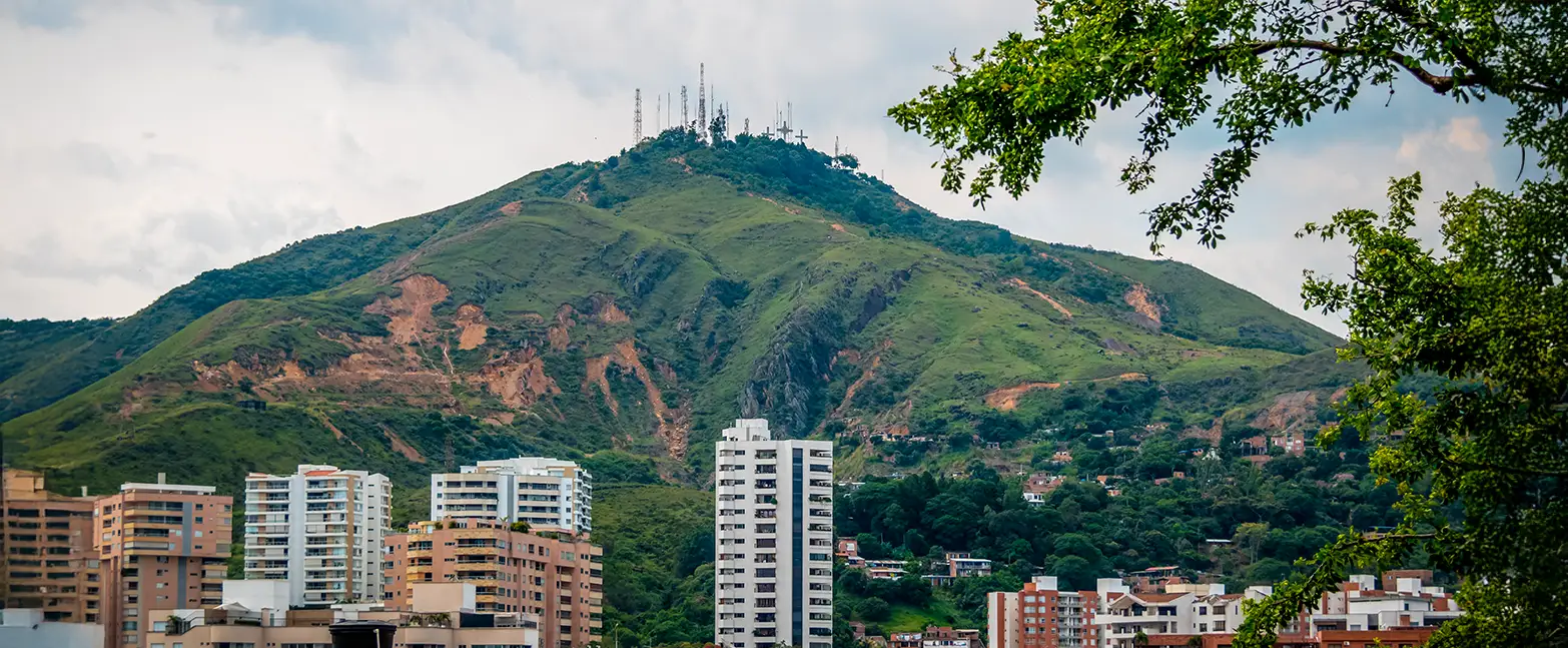 Cali: vista urbana cercana al centro y cerros