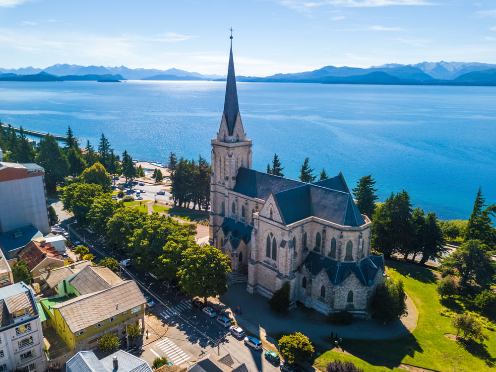 Catedral de Bariloche junto al lago Nahuel Huapi