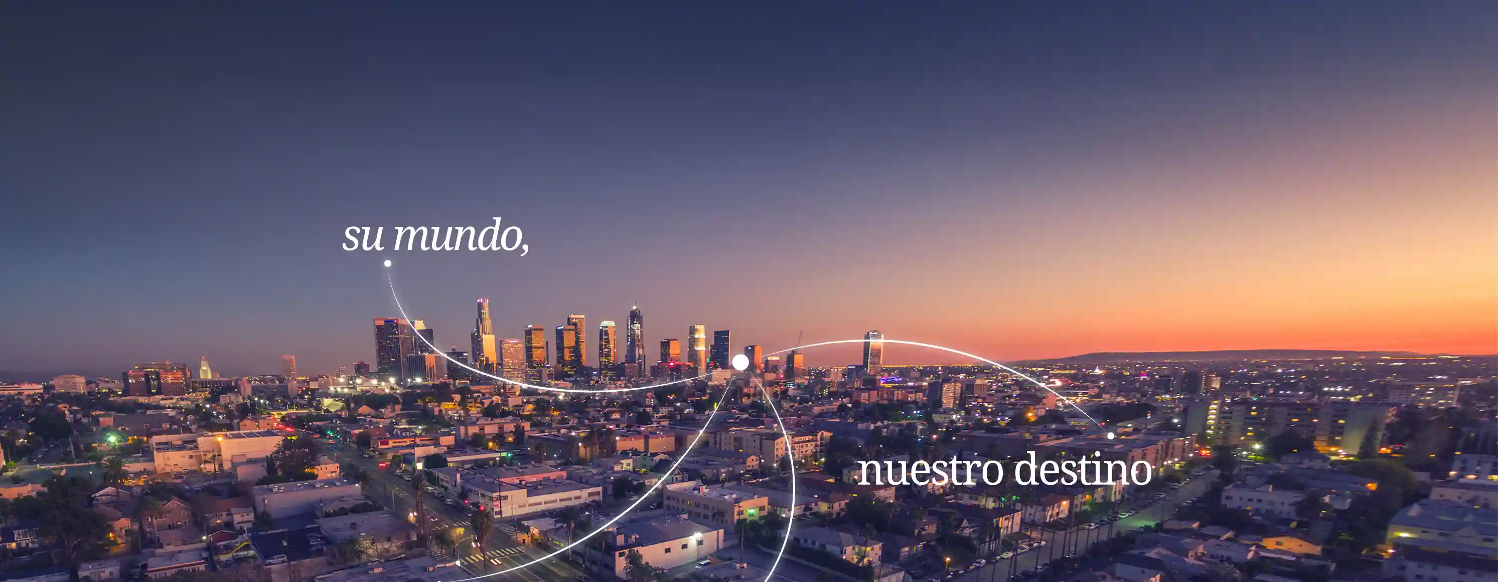 Los Ángeles, skyline y palmeras al atardecer